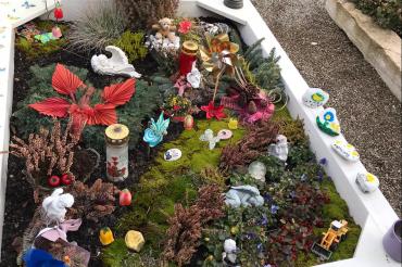 Vier Stammzellenspender konnten bei der Typisierungsaktion für Julian in Huisheim gefunden werden. Die Kinder der Familie Bosch, Simon und Anika, haben für jeden Spender einen Stein bemalt und auf das Grab von Julian gelegt. 