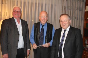 Mit einem Präsent gratulierten Wolfgang Winter und Helmut Beyschlag dem langjährigen Vorsitzenden und Ehrenvorsitzenden Hans Irrgang zum 85. Geburtstag.