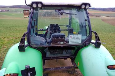 Das Bild zeigt eine für Kinder zur Verfügung gestellte Traktorkabine, welche beschädigt wurde.