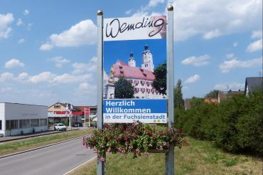 Das Bild zeigt ein Begrüßungsschild in Wemding.