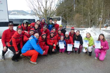 Das Bild zeigt das Ski- und Snowboardlehrerteam der 1. Donauwörther Skischule zusammen mit den Gewinnern.