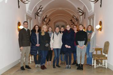 Das Bild zeigt eine Führung durch das Oettinger Residenzschloss, der Preis des Gewinnspiels.