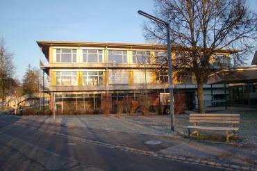 Das Bild zeigt die Außenansicht des Hallenbad in Harburg.