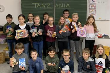 Das Bild zeigt die Spende der Grundschule Marktoffingen für afrikanische Schüler.
