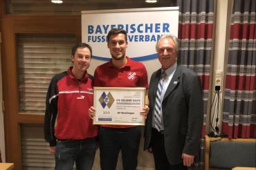 Das Bild zeigt die Verleihung der goldenen Raute an den SV Wechingen.