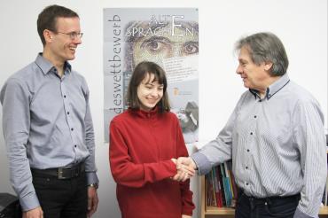 Das Bild zeigt von links: Lateinlehrer Roland Wenzel, Anna Klotz, Schulleiter Günther Schmalisch