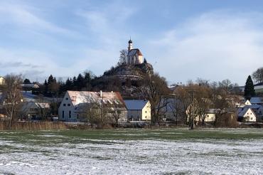 Das Bild zeigt die Kalvarienbergkapelle in Wörnitzstein.