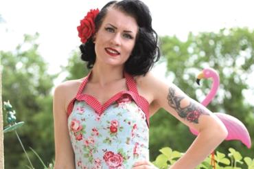 Das Bild zeigt Lena Geisler in einem selbst entworfenen Kleid.