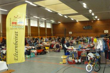 Das Bild zeigt den Kinderkleiderbasar in der Wörnitzhalle Harburg.