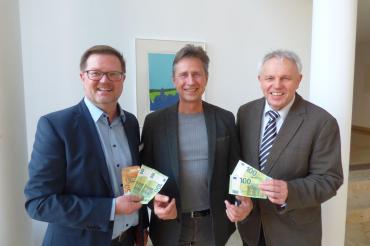 Das Bild zeigt bei der Übergabe v. l. Personalratsvorsitzenden Alexander Im, Vereinsvorsitzenden Martin Oberman und Personalrat Willi Kupies. 