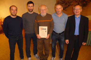 Das Bild zeigt die Auszeichnung des Ehrenmitgliedes Horst Mielke im SV Mauren.