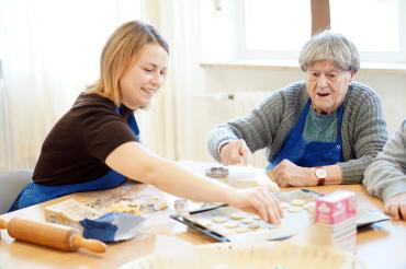 Das Bild zeigt die Heilerziehungspflegerin Lisa Menig, welche Menschen mit Behinderung begleitet.