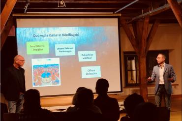 Das Bild zeigt den Vortrag zum Thema "Quo Vadis Kultur in Nördlingen" in der Alten Schranne.