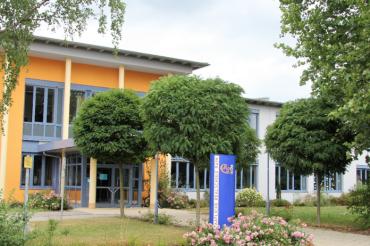 Das Bild zeigt die Realschule in Rain. 