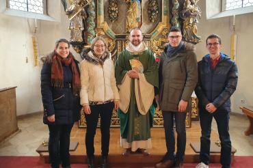 Das Bild zeigt die Spendenübergabe ehemaliger Ministranten, stellvertretend für das Budeteam, an Stadtpfarrer Wolfgang Gebert.