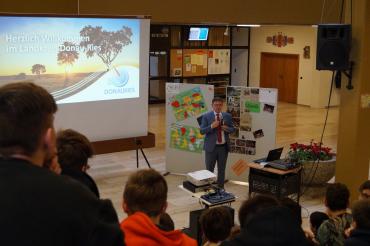 Das Bild zeigt Landrat Stefan Rößle am Tag der Freien Schulen in der Realschule Heilig Kreuz in Donauwörth.