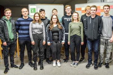 Das Bild zeigt Schüler aus den 11. Klassen des Gymnasiums Donauwörth mit dem Projekt-Seminar "Nachhaltige Mensa".