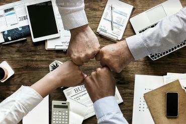 Das Bild zeigt das Team eines Unternehmens.