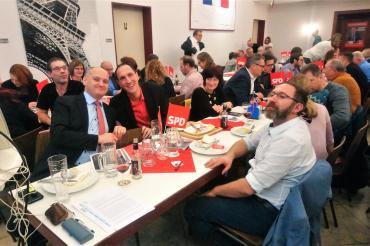 Das Bild zeigt die Wahlveranstaltung des SPD-Ortsvereins Asbach-Bäumenheim in dem Foyer der Schmutterhalle.