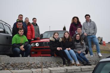 Das Bild zeigt die Theatergruppe der KLJB Schäfstall zur Aufführung "Auto gut - alles gut"