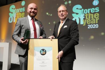 Das Bild zeigt die Preisverleihung für Zott Genusswelt als Store of the Year 2020.