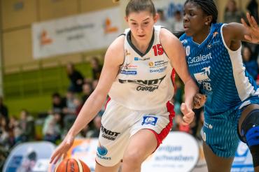 Basketballerin Luisa Geiselöder mit Gegenspielerin