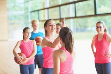 Im Sportunterricht können Kinder und Jugendliche ihre motorischen Fähigkeiten spielerisch und mit Spaß verbessern.