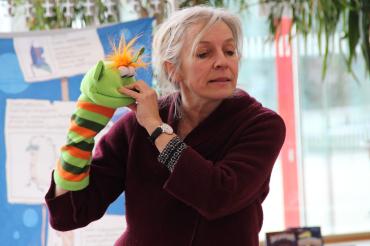 Meike Haas mit Handpuppe