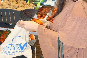 Frau mit AWV Obst- und Gemüsebeutel