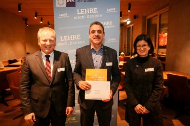 IHK Vizepräsident Wolfgang Winter (links im Bild) überreichte gemeinsam mit IHK-Regionalgeschäftsführerin Bettina Kräußlich (rechts im Bild) die Urkunden an 125 Prüfer aus Donau-Ries. Hier im Bild Gerhard Wunder mit einer Sonderehrung für 40 Jahre Ehrenamt im Prüfungswesen. 