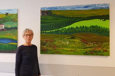 Hannelore Hippler mit zwei Bildern