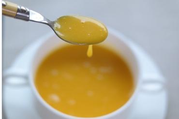 Das Bild zeigt eine Kürbissuppe.