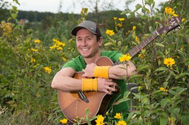 DONIKKL mit Gitarre im Garten