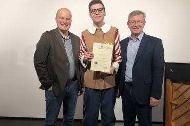 Stadtkapellmeister Oliver Körner und der bei der Stadtverwaltung für die Knabenkapelle zuständige Hauptamtsleiter Peter Schiele gratulieren Felix Schulze und wünschen viel Erfolg für den Bundeswettbewerb.