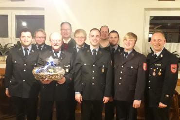 Unser Bild zeigt: (von links) Vorstand Bernd Leinfelder, Kassier Christian Leinfelder, den scheidenden Kommandant Harald Göttlicher, Bürgermeister Alois Schiegg, Schriftführer Udo Mayr, den neu gewählten ersten Kommandant Marco Schwab, den neuen Beisitzer Wolfgang Müller, Beisitzer Stephan Linder, den neuen zweiten Kommandant Marco Dauer sowie KBM Jürgen Haschner