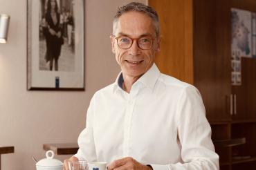 Wolfgang Goschenhofer mit Kaffeetasse