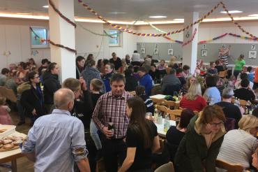 Am gestrigen Sonntag veranstaltete der Förderverein Schmähingen im voll besetzten Dorfzentrum „alte Schule“ einen Kinderfasching für „Groß und Klein“.