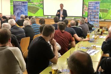 Das Bild zeigt Steffen Höhn beim Beantworten von Fragen auf der  Versammlung in Grosselfingen.