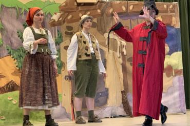 Mit einer verkürzten Version des Märchens „Hänsel und Gretel“ gastierte ein kleines  Esemble der Wiener Kinderoper „Papageno“ an der Grundschule Marktoffingen. 