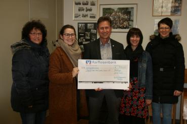 Die Aufnahme zeigt den 1. Vorsitzenden Martin Oberman (Mitte) eingerahmt von links  Ute Baumgartl, Jasmin Metz, Simone Dötlein und Katrin Hönle.