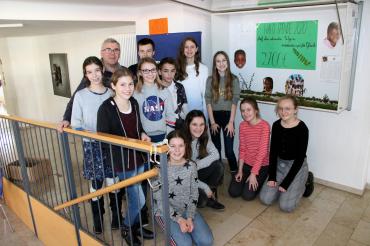 Das Bild zeigt Pfarrer Sattler mit an der Aktion beteiligten Schülerinnen und Schüler.