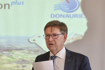 Landrat Stefan Rößle (rechts) eröffnete die Veranstaltung zur Pflege-Offensive, Herbert Schmidt organisierte das Treffen in Wemding.