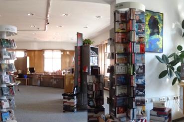 . 3604 große und kleine Bürger der Stadt und des Landkreises, die einen Leseausweis der Bibliothek besitzen, haben insgesamt 121.773 Medien ausgeliehen, darunter auch 11.355 digitale Medien aus dem Medienverbund der „Onleihe-Schwaben“. 