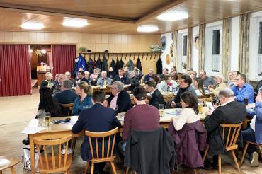 Zum Auftakt der Veranstaltungsreihe zur Stadtrats- und Kreistagswahl konnte OB-Kandidat Steffen Höhn etliche Gäste im „Schwarzen Adler“ Löpsingen begrüßen