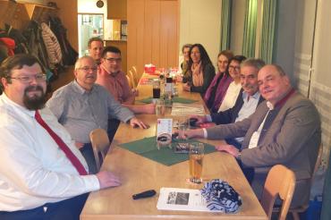 Das Bild zeigt die Stadtratskandidaten der SPD zusammen mit Peter Moll. 