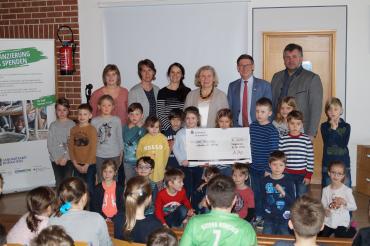 Auf dem Bild zu sehen sind neben Schülerinnen und Schülern und Lehrerinnen der Grundschule Megesheim v.r.n.l.: Bürgermeister Karl Kolb, Landrat Stefan Rößle und Schulleiterin Andrea Glaß.