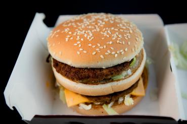 Dieser Hamburger einer großen Fast-Food-Kette kostet 4,29 Euro. Genau 28 Minuten muss ein Beschäftigter im Schnellrestaurant aktuell arbeiten, um sich diesen Burger selbst zu leisten. Die Gewerkschaft NGG fordert jetzt ein Ende der Niedriglöhne bei McDonald’s, Burger King & Co.