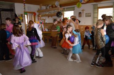 Die Wemdinger "Fuchsienstrolche" bastelten Pompons für den Fasching. 
