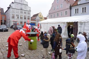 "Ich bin ein kleiner König ... ", "Lustig ist die Fasenacht, wenn mei Mutter Kiachle backt, ..." - Wer kennt's noch? Wemding ist mit einer der wenigen Orte in der Region, in dem Kinder aus alter Tradition am Gumpigen Donnerstag in die Geschäfte zum sog. „Betteln“ kommen.