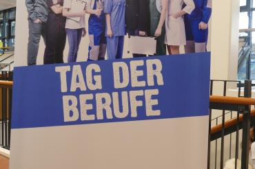 Mit einem aussagekräftigen Roll-Up wurden die Besucher am Eingang der Veranstaltung begrüßt.  